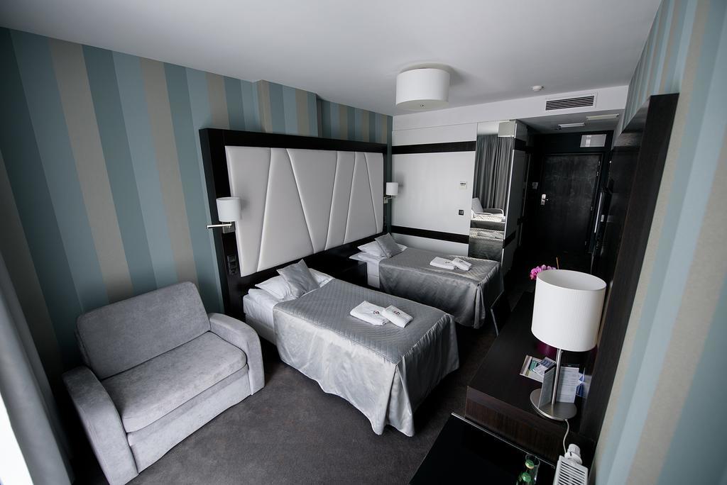 Hotel Grafit Kostomloty Pierwsze Exterior photo