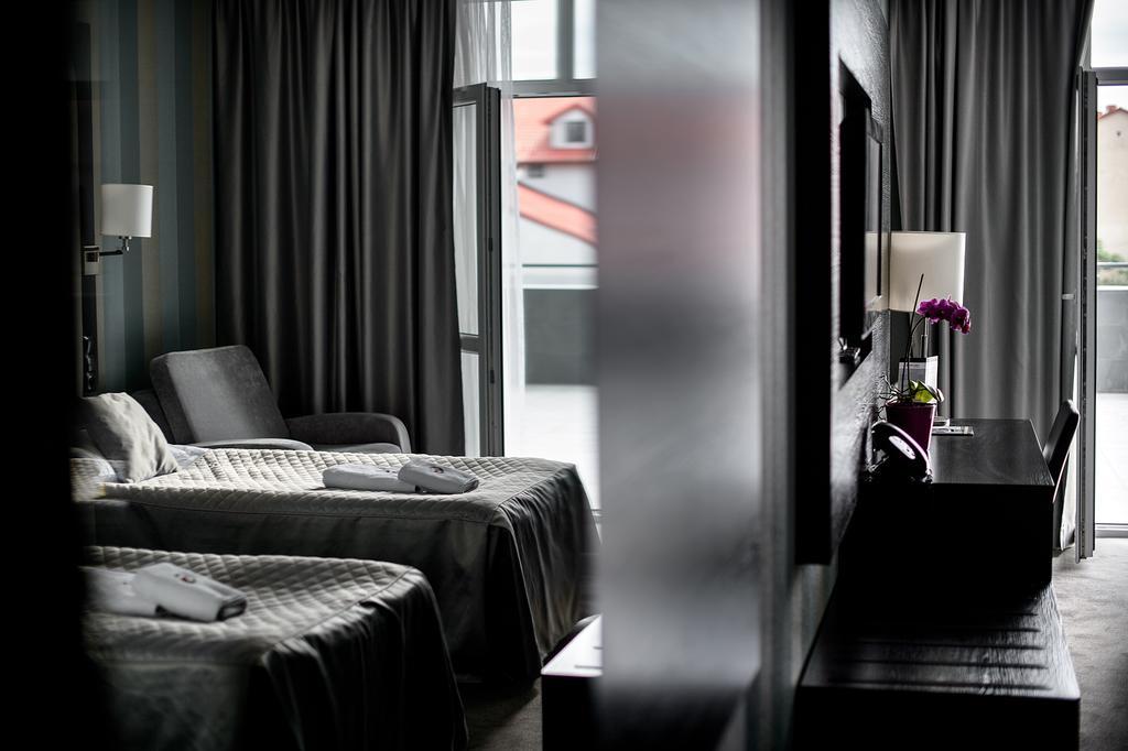 Hotel Grafit Kostomloty Pierwsze Exterior photo