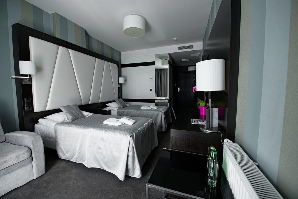 Hotel Grafit Kostomloty Pierwsze Exterior photo